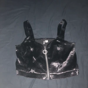 Svart topp - Sitter snyggt, för liten för mig