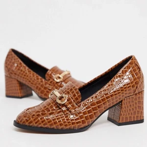 Bruna loafers med klack  - Supersöta bruna loafers med klack köpta på asos. Säljer då de inte riktigt passade. Aldrig använda, endast testade. Originalpris 300kr så säljer för 200