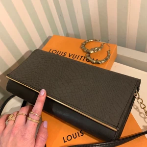 Svart axelväska med gulddetaljer - En snygg handväska/axelväska som ändå man kan få plats med lite i. Tycker den är snygg, praktisk och enkel⚡️ köpt utomlands