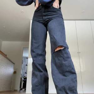 Svara jeans från mobil i modellen Yoko, jeansen är raka och i storlek 24, men jag skulle rättare sagt säga 25. Jag har klippt ett hål vid knät och säljer för 100+frakt högsta bud:160!kr+frakt