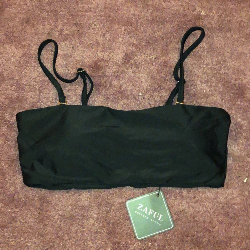 Black bikini, size small (would also fit someone medium), bandeau (with including straps), from ZAFUL, comes in a packet! Has never been worn. . Övrigt.