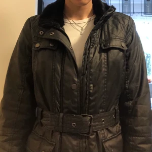 Läderjacka  - Trendig läderjacka som jag har fått i present men aldrig använt. Den är i mycket bra skick och är storlek 34, den passar mig som har storlek S. Har dragkedja, knappar och bälte. Passar utmärkt nu till både hösten och vintern. Kan mötas upp i Stockholm.