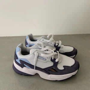Adidas originals falcon - Jag säljer ett par helt nya adidas originals Falcon i storlek 40. Säljer pga att de är för små, aldrig använda, endast testade. Budgivning om många är intresserade. Köparen står för frakten (63kr), annars mötas upp i (Malmö). Betalning sker via swish:)