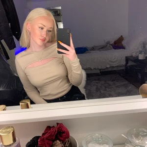 Topp MISSLISIBELL x NAKD - Trendig topp från en av Misslisibells kollektioner med NAKD. Helt oanvänd och nypriset är 250 kr. Frakt 44 kr.