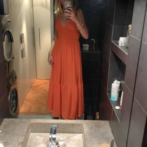 Orange klänning  - Super fin somrig och skön klänning som bara är använd 1 gång