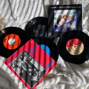 ✨Ep skivor i olika färger✨ - Har ca 8 st i olika färger💚 trot tyvär inte de går att spela längre men de är fina att ex sätta upp på väggen✨✨ skriv vilken färg ni önskar så kan jag se om jag har den❤️😚 30kr styck 2 för 50kr