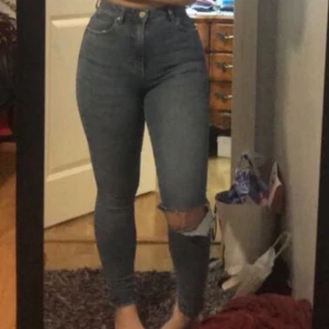 Ljusblåa Jeans från Gina - Ett par ljusblåa jeans från Gina, strlk 34 men väldigt stretchiga så passar även en större strlk. Väldigt fin passform med ett håll på ena knät. Köpte för ett tag sen men använda 3 gånger. Tveka inte att skriva om ni vill ha fler bilder på jeansen eller liknande😍