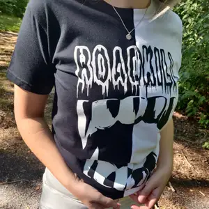 En egendesignad split tee med snyggt tryck. Fraktkostnad på 42kr tillkommer. ✨