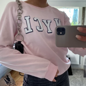 Sweatshirt - Väldigt fin o mysig sweatshirt från Gina✨💘 storlek L så den är lite oversized. 