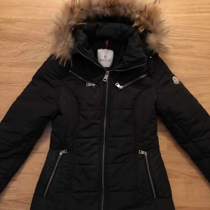 Moncler jacka  - Säljer min moncler jacka i storlek XS kan passa er med storlek XXS! Den är i väldigt bra sick!