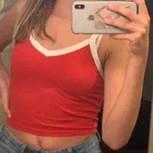 Röd topp från monki - Säljer min fina röda topp från monki som är i storlek S. Toppen är nästan helt oanvänd. Kostar 40 +frakt!