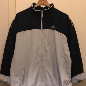 Adidas vindjacka  - Snygg vintage adidas jacka i jätte bra skick. Köparen står för frakten och buden är alltid bud+frakt . Buden höjs minst med 20kr 