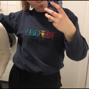 Sweatshirt - Mörkblå sweatshirt. S/M. Köpt på second hand. Köparen betalar Pris+frakt. Kan även mötas upp