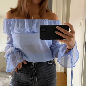 OANVÄND ljusblå blus - Helt oanvänd ljusblå off shoulder blus från bikbok, prislappen sitter kvar💙💙 säljer då den aldrig kommer till användning
