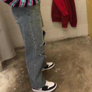Slitna oversized jeans - Oversized jeans med slitningar från PLT. Supersnygga men  har blivit för stora för mig så använder inte längre. Köpare står för frakt☺️