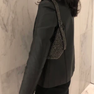 Skinnkappa - Säljer denna fina skinnkappa då den är för liten för mig. Det är en storlek 38 och den är i äkta skinn. Bilderna är inte på mig men kan skicka fler💛💛