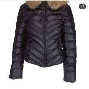 Köpte denna jacka för 2500kr. Har använt den en vinter. Mitt pris 600kr, 500kr+ frakt vid snabbaffär!!! 