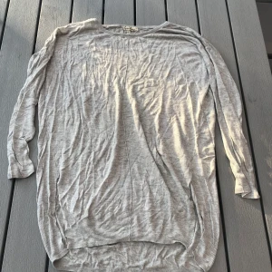 Tunika i storlek XS/S - En grå tunn tunika i storlek 146,152 det är ungefär som en XS/S. Jag kommer inte ihåg vart jag köpte den men jag har knappt använt den så att den är i bra skick. (Frakten ingår i priset)