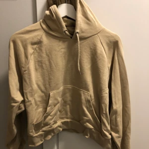 Beige Hoodie  - Bekväm beige hoodie i croppad modell. Aldrig använd så är i väldigt fint skick🥰 kommer från Monki. 