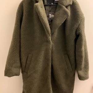 Teddyjacka  - En grön teddyjacka från Lager 157 i storlek S. Använd 2 gånger, väldigt varm och skön under vintern. Säljer pga att den ej passar längre.