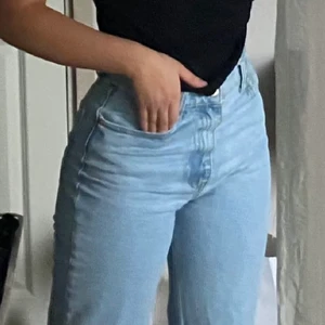 Jeans - Såå snygga blåa mom jeans, sitter as bra i midja & rumpa. Jag är ca 1,60cm🥰  