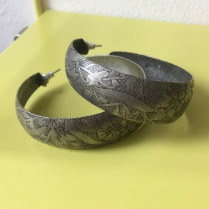 Hoops - Stora coola hoops med blommönster! Kmr tyvärr inte till användning