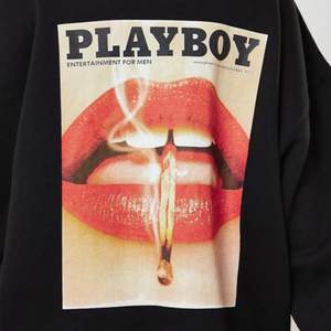 En svart oversized Playboy hoodie från Missguided x Playboy (aldrig använd) Den är unisex och passar alla från XS-M. (köpare står för frakt) <33 kan skicka fler bilder om det behövs 