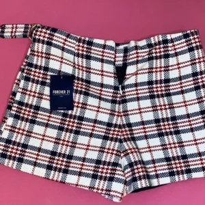 Skirt short - This item is from FOREVER 21 it’s a shorts skirt . It’s a size 24 , which mean a small. 