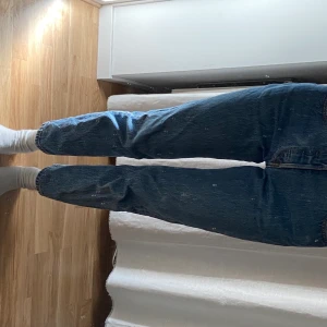 Levis cropped 501 jeans strlk 25/26 - Levis cropped 501’s i strlk 25/26. Jag har storlek Xs i midjan och de är aningen stora på mig. Annars supersnygga och knappt använda, så i fint skick. 