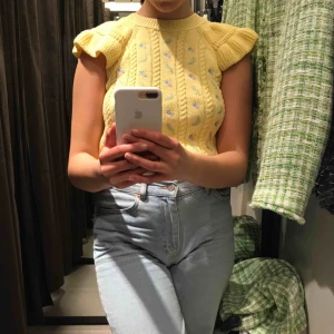  - Gul stickad tröja från zara, nyskick  Frakt 44kr eller möts upp i uppsala