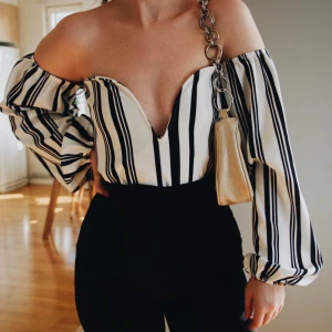 Randig top från Nelly - Säljer denna extremt coola toppen från Nelly då den blev för liten efter ett tag. Använd endast 2 gånger och i fint skick! Liten i storleken då modellen vanligtvis är en XS-S. Frakt ingår