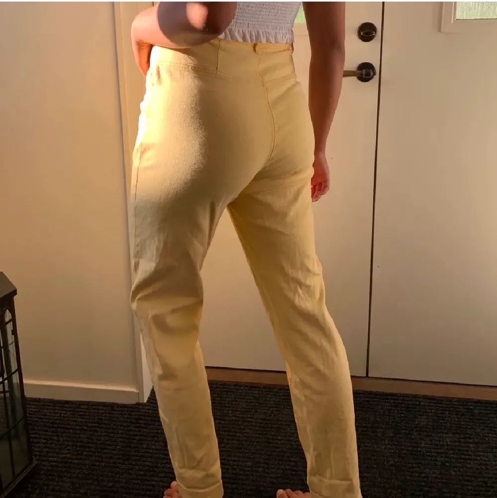 Gula mom jeans i mycket stretchigt och skönt material. Storlek 38 men stretchiga som sagt. Jag är 165 cm och de går ner till anklarna på mig💛💛💛. Jeans & Byxor.