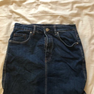 Jeanskjol - En mörkblå jeanskjol från Zara