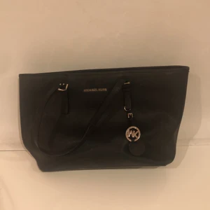 Äkta Michael kors väska - Stor svart äkta Michael Kors väska! Nyskick. Jätte fin och perfekt till jobb eller skola! Köpt för 3000kr 
