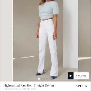Hanna Schönberg x Na-kd jeans - Vita jeans med slits i storlek 36 från Hanna Schönbergs kollektion för Na-kd. Nästan helt oanvända pga köpte fel storlek. Buda nedan eller skriv till mig privat, köparen står för frakt🥰