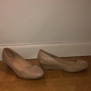 Klackskor, 41  - Ett par superfina klackar 👠 perfekt för festligare tillfällen, endast en liten skada. Använda en gång. 😊 