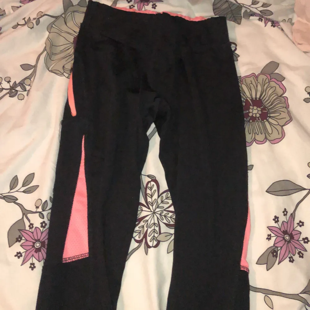 Fina träningsbyxor från Gina med rosa detalj💗fri frakt:). Jeans & Byxor.