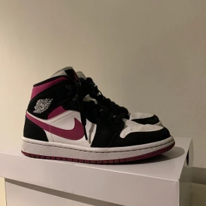 Air Jordan 1 Mid - Säljer mina älskade mid air jordan 1 i färgen cactus flower!! Köpte dem i slutet av juli och har använt de sparsamt sen dess ❤️❤️ Kan mötas upp i Stockholms innerstad och Bromma ❤️ Spårbar frakt