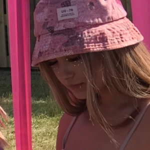 Fiskehat-Urbanoutfitters  - Hatten är ungefär ett år gammal och endast använd under lollapalooza förra året. Köpt från Urbanoutfitters i Stockholm för 300kr. 