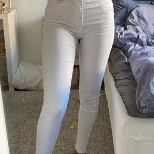 New Yorker jeans - Jeans från New Yorker. Storlek 26. Säljs pga används aldrig. Använda ca 5 gånger. Köptes för 2 år sen. Sitter bra, tight. 160 kr inklusive frakt!!