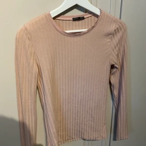 Rosa ribbad tröja.  - Rosa ribbad tröja, sitter ingen strl på men passar strl. S/M. Från Zara