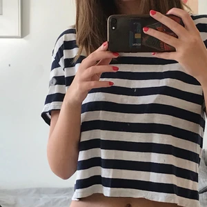 t-shirt från brandy melville - Söt blå/vitrandig t-shirt köpt på brandy melville i London. Kommer tyvärr inte ihåg vad den kostade men säljer för 40kr.