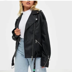 Oversized skin jacka  - Slutsåld på Nelly i nytt skick, buda gärna i komentarerna, original pris 500kr. Då den är oanvänd så vill jag hälst inte gå under 350kr❤️ AKTIV BUDNING!☺️