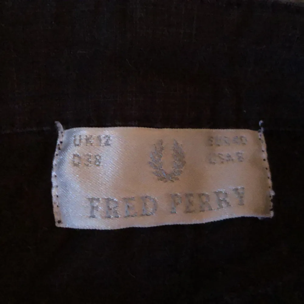 Jag säljer en fin svart tyg kjol. Den är från FRED PERRY. Kjolen har bra kvalitet. För mer information eller intresse, så skriv privat eller i kommentarerna. Personen som kommer köpa plagget får betala frakt.. Kjolar.