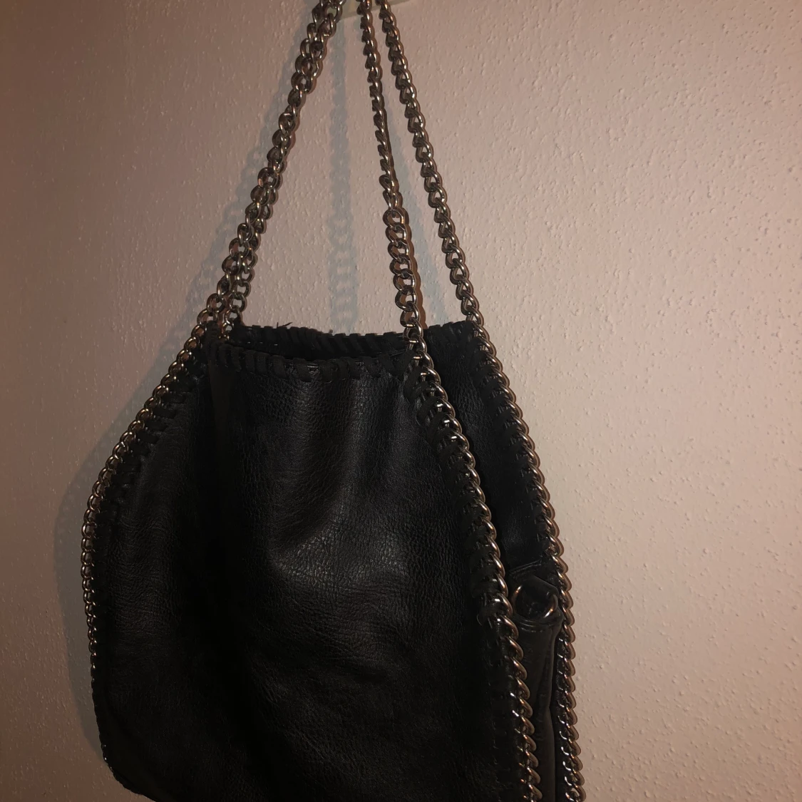 Fin väska med silvriga detaljer  - 90