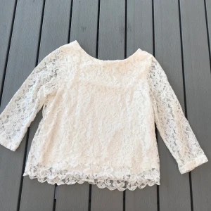 Topp i storlek 152 - En fin vit liten topp med spetts ifrån h&m i storlek 152 ungefär som en XXS. trekvartslånga ärmar. Har använt den några gånger men fortfarande bra skick. (Frakten ingår i priset)