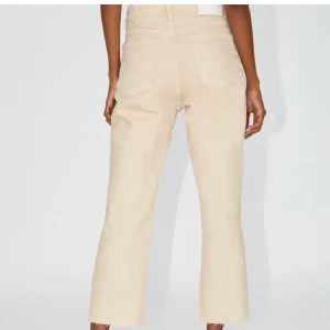Zara jeans  - Supersnygga och fräscha jeans i en beige färg från Zara, tyvärr lite för små för mig som är ca 165/en 36a. Storlek 34