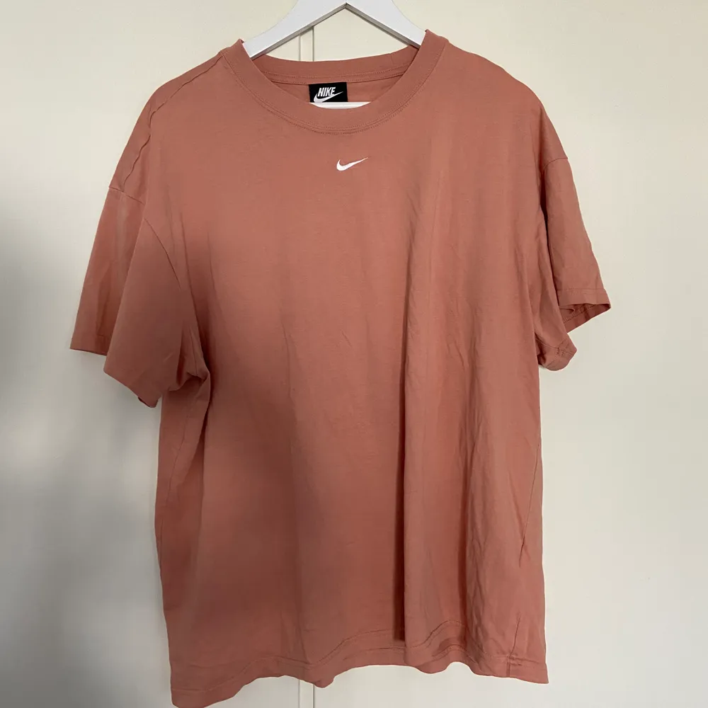 Säljer denna snygga tshirt från nike, Strl small oversise modell. Den är i en nude/ rosa färg, skitsnygg verkligen!! Finns inte att köpa längre. Har denna i svart som jag använder oftare därav säljer jag denna ❤️❤️😘 buda!!. T-shirts.