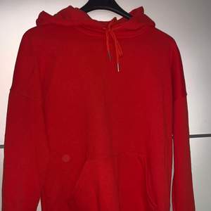 Säljer min knappt använda röda hoodie i storlek 34, men passar även 36❤️ Frakt tillkommer!