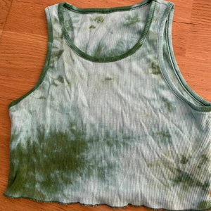 Grönt batik linne - Linne med batik i grönt, skitfin och aldrig använd pga att den är för liten för mig!  ❤️ Sitter som en XS/S